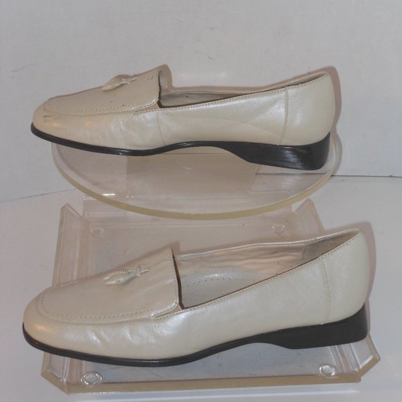 TROTTERS IVORY LOAFERS SIZE 9.5 MEDIUM - Picture 9 of 11